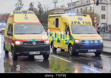 Strada Europea, Prague-October 28, 2018: Paramedici sono riding ambulanza sulla parata militare il 28 ottobre 2018 a Praga, Repubblica Ceca Foto Stock