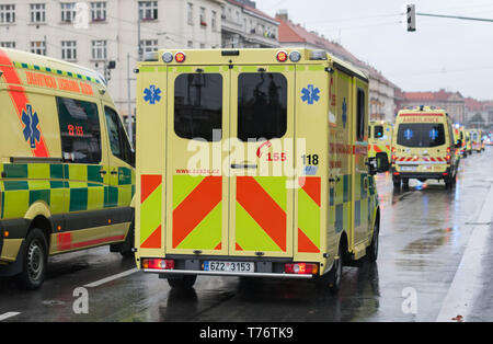 Strada Europea, Prague-October 28, 2018: Paramedici sono riding ambulanza sulla parata militare il 28 ottobre 2018 a Praga, Repubblica Ceca Foto Stock