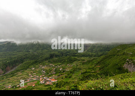 Vista di nuvole sopra di vorticazione il villaggio Fajazinha sull isola di Flores nelle Azzorre. Foto Stock