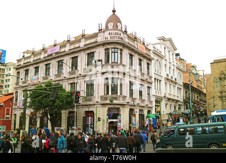 Scena di strada di Plaza San Francisco piazza durante la sera ore di punta, La Paz, Bolivia Foto Stock