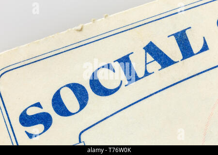 Macro close up dettaglio del testo blu su vecchi e usurati tessera di previdenza sociale. Foto Stock