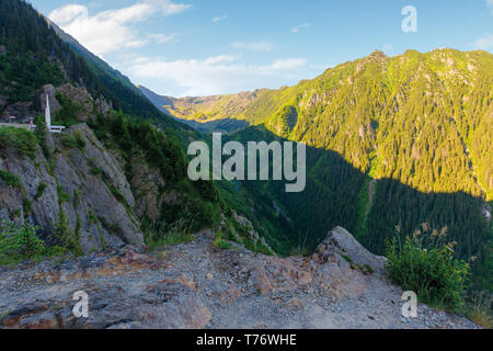 Montagna fagaras ridge al mattino. formazioni rocciose nella luce solare. splendido scenario estivo. Balea Cascada nella valle Foto Stock