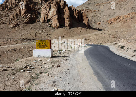 Il traffico stradale segno su mountain pass tra Jammu e Kashmir in una giornata di sole Foto Stock