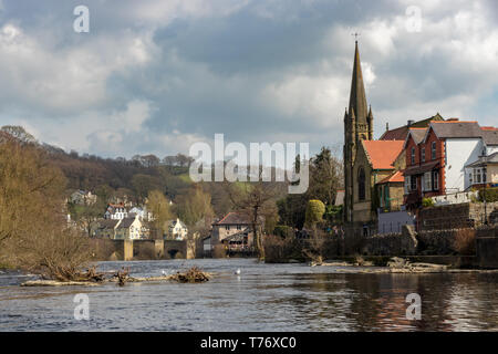 Llangollen ponte e chiesa vista dal fiume Dee circondato dalla campagna gallese a inizio primavera tempo Foto Stock