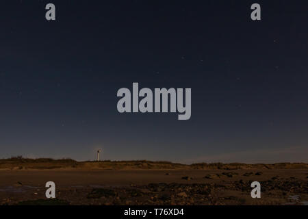 Ursa maggiore costellazione celeste sopra turbina eolica su Fraisthorpe spiaggia sulla costa dello Yorkshire settentrionale Foto Stock