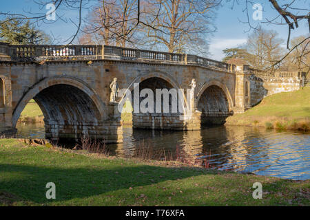 Ponte di Paines costruito in pietra con tre archi sul fiume Derwent vicino a Chatsworth House Derbyshire Foto Stock