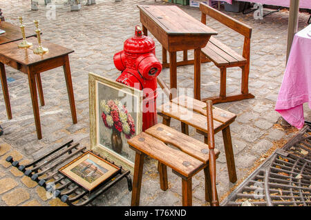 Gli oggetti vintage e i mobili per la vendita al mercato di strada negozio  di antiquariato Foto stock - Alamy