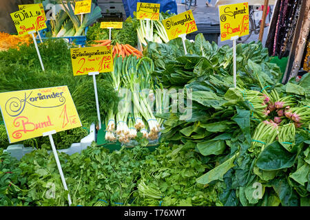 Erbe e verdure per la vendita in un mercato Foto Stock