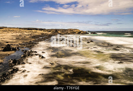 Playa de las arenas blancas, spiaggia di sabbia bianca e rocce vulcaniche, fotografie con lunghi tempi di esposizione, cielo blu e nuvole bianche, oceano Atlantico, La Frontera, E Foto Stock