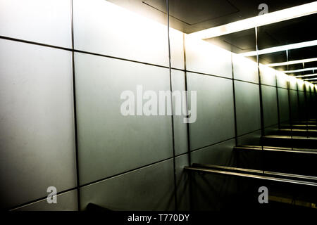 Più riflesso nello specchio 'speculare 'tunnel' Foto Stock