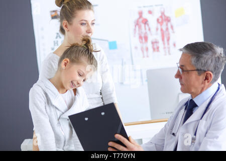 Bambina con la sua madre ad un medico su consultazione. Foto Stock