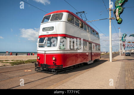 Blackpool Balloon 701 Streetcar conservato d'epoca o Tram storico del passato Tours filobus, filobus sulla passeggiata Blackpool South Shore, Lancashire, Regno Unito Foto Stock