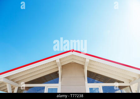 Telaio di facciata della casa con tetto colorfull Foto Stock