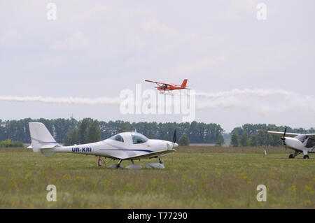 Aereo sportivo leggero che vola sopra il campo di atterraggio. 7° spettacolo aereo. Giugno 21,2018. Kiev, Ucraina Foto Stock