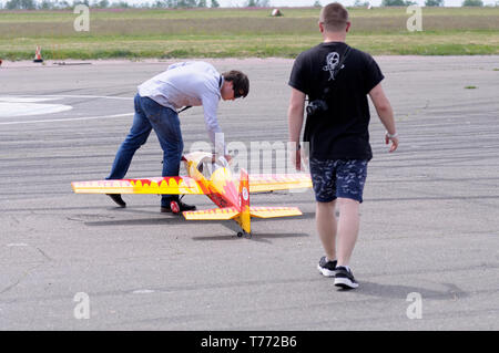 Operatore che prepara un aereo radiocontrollato per il volo, il campo di atterraggio. 7° spettacolo aereo. Giugno 21,2018. Kiev, Ucraina Foto Stock