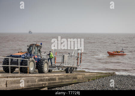 RNLI 'B Classe " Atlantic scialuppa di salvataggio 'Maureen Lilian' posizioni per essere guidato nella sua culla, parte della scialuppa di salvataggio della sequenza di recupero - No.1 Foto Stock