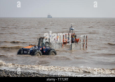 RNLI 'B Classe " Atlantic scialuppa di salvataggio 'Maureen Lilian' è guidato nella sua culla, parte della scialuppa di salvataggio della sequenza di recupero - No.3 Foto Stock