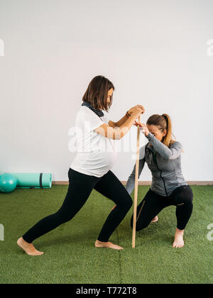Donna incinta facendo sfera fitness e pilates esercizio con pullman. Un futuro felice madre preparazione al parto. Foto Stock