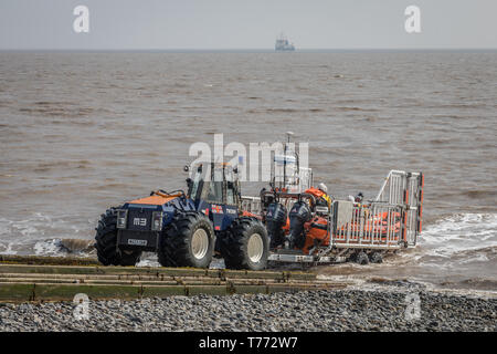 RNLI 'B Classe " Atlantic scialuppa di salvataggio 'Maureen Lilian' viene trasportata fino la rampa di lancio con il suo trattore designato, parte della scialuppa di salvataggio della sequenza di recupero - No.5 Foto Stock