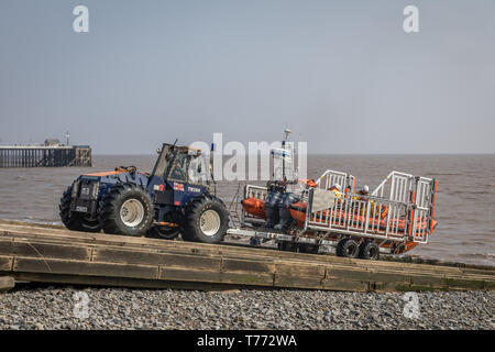 RNLI 'B Classe " Atlantic scialuppa di salvataggio 'Maureen Lilian' viene trasportata fino la rampa di lancio con il suo trattore designato, parte della scialuppa di salvataggio della sequenza di recupero - No.6 Foto Stock