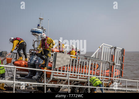 RNLI 'B Classe " Atlantic scialuppa di salvataggio 'Maureen Lilian' è lavato giù per rimuovere acqua salata, parte della scialuppa di salvataggio della sequenza di recupero - No.7 Foto Stock