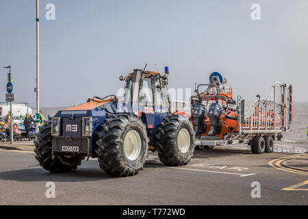 RNLI 'B Classe " Atlantic scialuppa di salvataggio 'Maureen Lilian' viene trasportata attraverso la strada per la stazione di salvataggio, parte della scialuppa di salvataggio della sequenza di recupero - No.8 Foto Stock