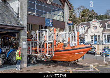 RNLI 'B Classe " Atlantic scialuppa di salvataggio 'Maureen Lilian' è trascinato in Penarth scialuppa di salvataggio stazione, parte della scialuppa di salvataggio della sequenza di recupero - n. 9 Foto Stock
