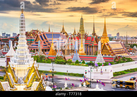 Bangkok, Thailandia presso il Tempio del Buddha di Smeraldo e il grande palazzo al tramonto. Foto Stock