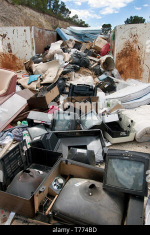 Pila di vecchi televisori e materassi oggetto di pratiche di dumping nel saltare, Spagna Foto Stock