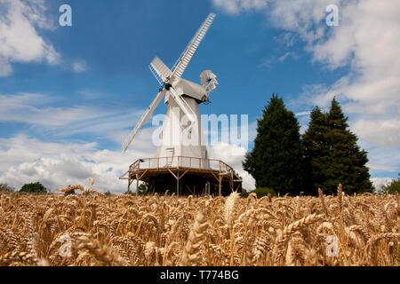 Il restaurato Woodchurch smock windmill, Kent, Inghilterra Foto Stock