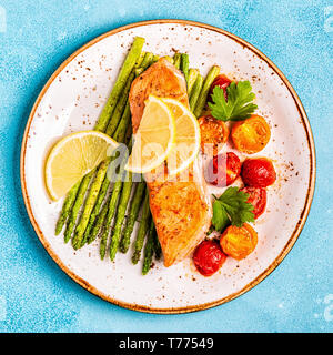 Salmone alla griglia con asparagi e pomodori, vista dall'alto. Foto Stock