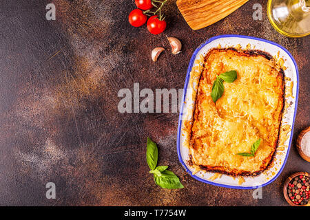 Italiano tradizionale di lasagne con verdure, carne macinata e formaggio, vista dall'alto, copia dello spazio. Foto Stock