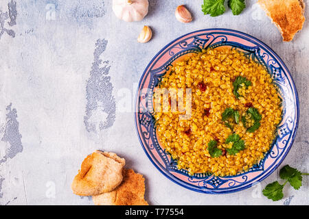 Zuppa di lenticchie (masoor dal o dal Tadka Curry), vegetariane e vegane cucina. Foto Stock