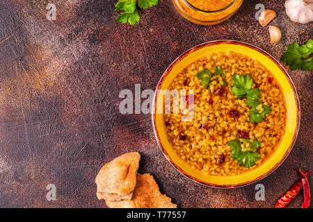 Zuppa di lenticchie (masoor dal o dal Tadka Curry), vegetariane e vegane cucina. Foto Stock