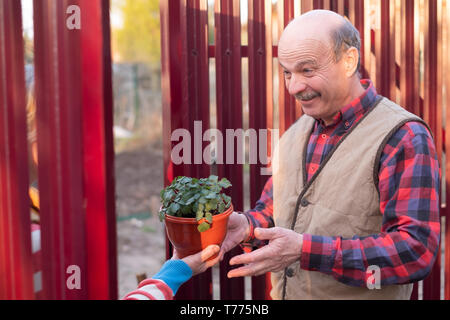 Coppia uomo caucasico è felice di ricevere un regalo dal prossimo. Foto Stock