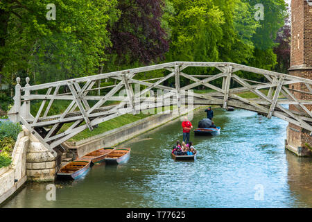 Gli scommettitori di passare sotto il ponte di matematica al Queens College di Cambridge. Regno Unito Foto Stock