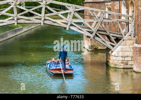 Gli scommettitori di passare sotto il ponte di matematica al Queens College di Cambridge. Regno Unito Foto Stock