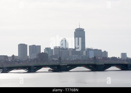 Paesaggio di Boston, Stati Uniti d'America con il fiume, bridge e grattacieli come si vede dal museo della scienza Foto Stock