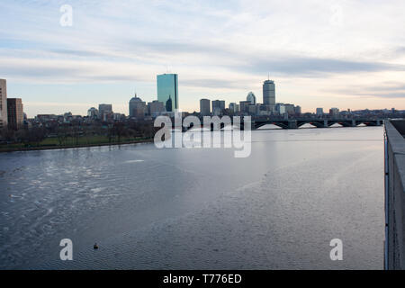 Paesaggio di Boston, Stati Uniti d'America con il fiume, bridge e grattacieli come si vede dal museo della scienza Foto Stock