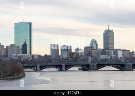 Paesaggio di Boston, Stati Uniti d'America con il fiume, bridge e grattacieli come si vede dal museo della scienza Foto Stock