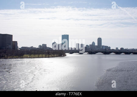 Paesaggio di Boston, Stati Uniti d'America con il fiume, bridge e grattacieli come si vede dal museo della scienza Foto Stock