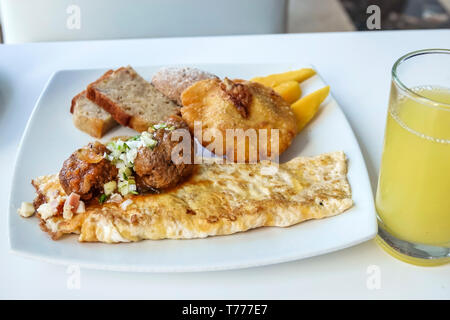 Cartagena Colombia,El Laguito,Hotel Dann Cartagena,hotel,ristorante ristoranti ristorazione caffè, colazione a buffet inclusa, piatto, omelette, mea Foto Stock