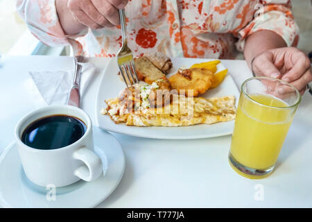 Cartagena Colombia,El Laguito,Hotel Dann Cartagena,hotel,ristorante ristoranti ristorazione caffè, colazione a buffet inclusa, piatto, omelette, mea Foto Stock