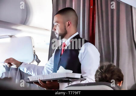 Miami Florida,International Airport mia,a bordo cabina Avianca Airlines volo AV 35,ispanica Latino etnia immigranti minoritari,adulti a Foto Stock