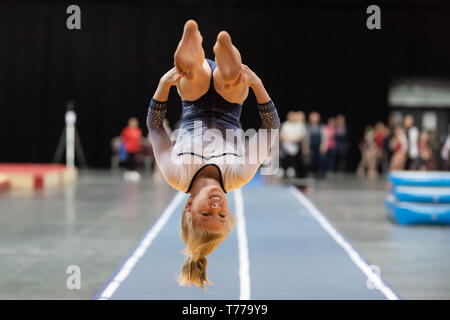 Telford, Inghilterra, Regno Unito. 27 Aprile, 2018. Una femmina da ginnasta Pineta club di ginnastica in azione durante la primavera la Serie 1 a Telford International Centre, Telford, Regno Unito. Foto Stock