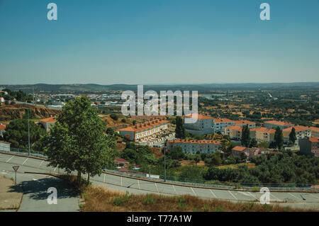 Vuoto parcheggio sulla cima della collina con un paesaggio rurale e gli appartamenti a Portalegre. Una cittadina nei pressi di Mamede Mountain Range in Portogallo. Foto Stock