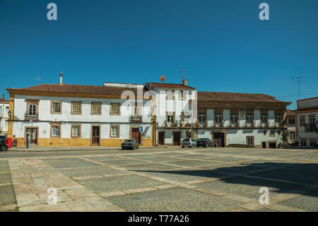 Piazza deserta con il vecchio palazzo di grandi dimensioni sullo sfondo ed automobili parcheggiate a Portalegre. Una cittadina nei pressi di Mamede Mountain Range in Portogallo. Foto Stock