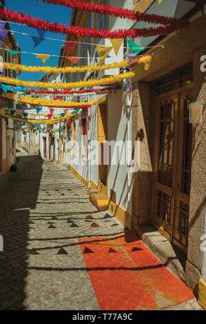 Vicolo deserta con festosa decorazione colorata e vecchie case a schiera a Portalegre. Una cittadina nei pressi di Mamede Mountain Range in Portogallo. Foto Stock