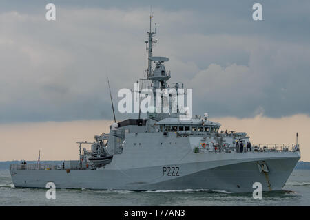 La Royal Navy offshore nave pattuglia HMS via (P222) arrivando a Portsmouth, nel Regno Unito il pomeriggio del 3 maggio 2019. Foto Stock