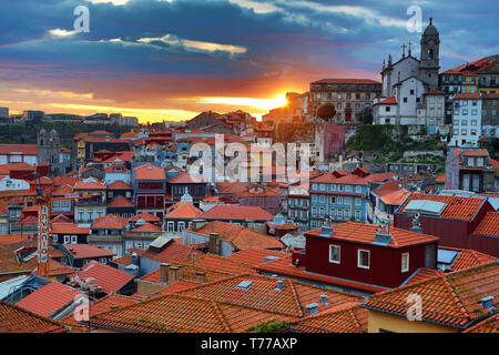 Tramonto sui tetti della città di Porto, Portogallo Foto Stock